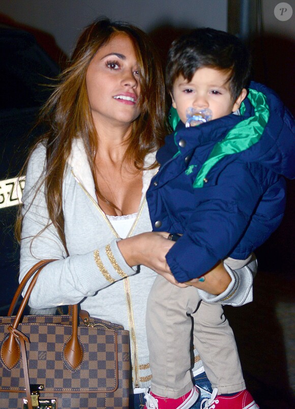 Antonella Rocuzzo, la compagne de Lionel Messi, et leur fils Thiago Messi à l'anniversaire de Milan, le bébé de la chanteuse Shakira et de Gerard Piqué, à Barcelone le 23 janvier 2014