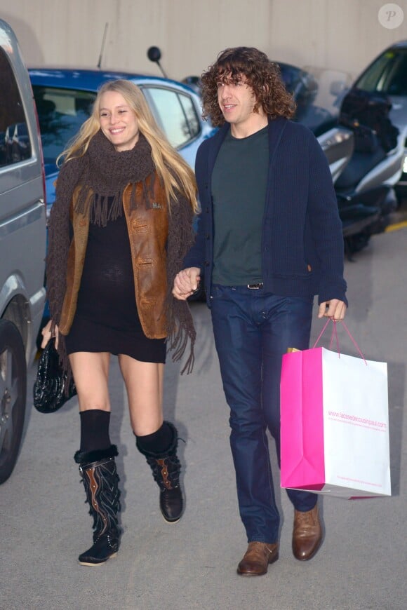 Carles Puyol et sa compagne Vanessa Lorenzo, enceinte, à l'anniversaire de Milan, le bébé de la chanteuse Shakira et de Gerard Piqué, à Barcelone le 23 janvier 2014