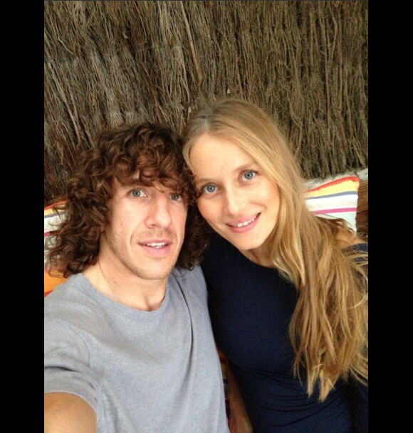 Carles Puyol du FC Barcelone et sa compagne Vanesa Lorenzo le 7 septembre 2013 au moment de l'annonce sur les réseaux sociaux de la grossesse de madame. Le couple a accueilli le 24 janvier 2014 son premier enfant, une petite Manuela.