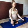 Vanesa Lorenzo, compagne de Carles Puyol du FC Barcelone, en pleine séance de yoga le 20 janvier 2014, quatre jours avant la naissance de leur fille Manuela