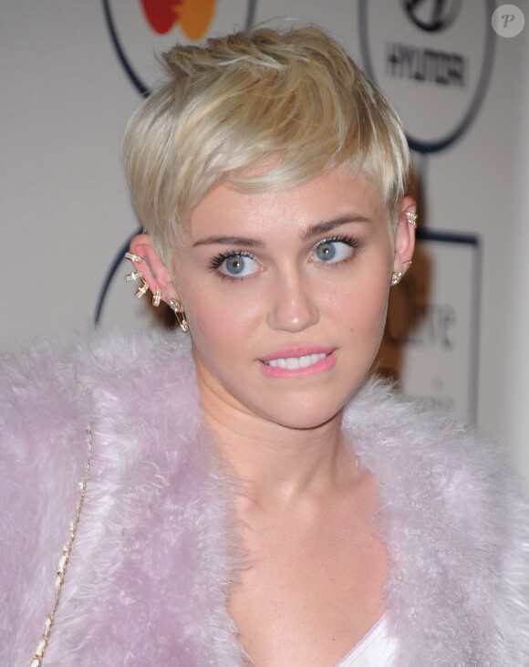 Miley Cyrus sur le tapis rouge du Clive Davis Pre-Grammy Gala à Beverly Hills, le 25 janvier 2014.
