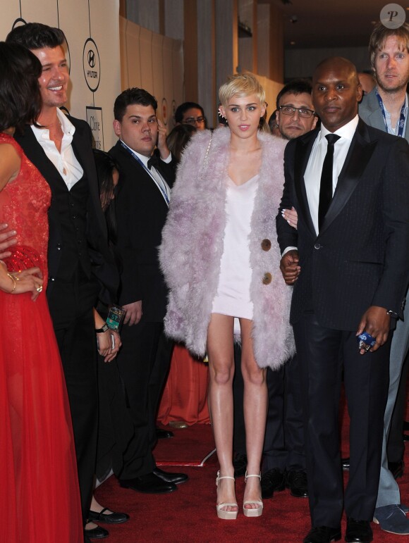 Miley Cyrus avec Robin Thicke et Paula Patton lors du Clive Davis Pre-Grammy Gala à Beverly Hills, le 25 janvier 2014.