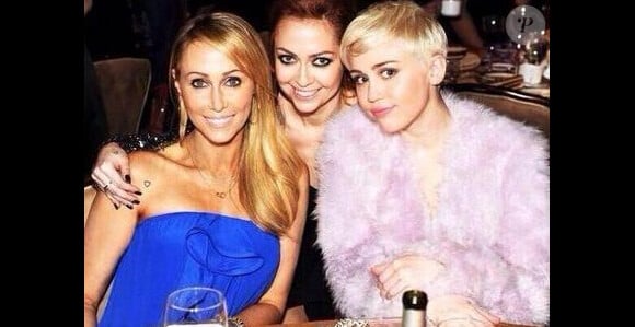 Miley Cyrus avec sa mère Tish et sa soeur Brandi à Los Angeles, le 25 janvier 2014.