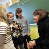 Exclusif - Astrid Veillon rencontre des enfants à l'ecole primaire de Caucade à Nice le 21 janvier 2014.