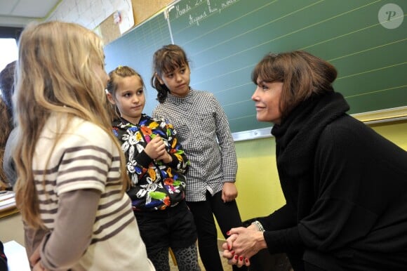 Exclusif - Astrid Veillon rencontre des enfants à l'ecole primaire de Caucade à Nice le 21 janvier 2014.