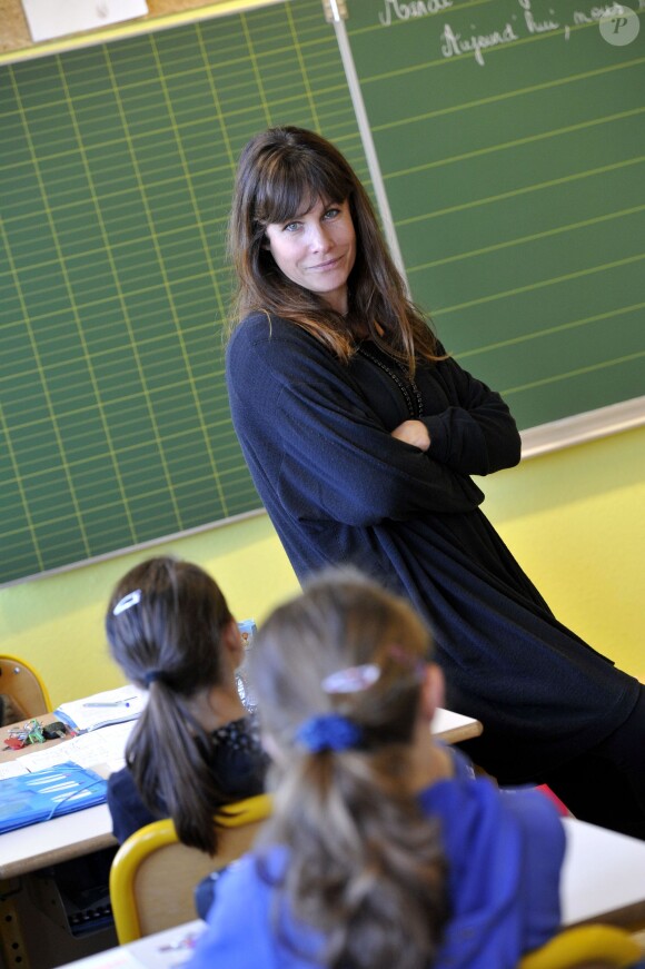 Exclusif - Astrid Veillon participe à la campagne Lecture pour tous à l'ecole primaire de Caucade à Nice le 21 janvier 2014.