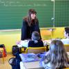 Exclusif - Astrid Veillon participe à la campagne Lecture pour tous, pour lutter contre l'illettrisme, à l'école primaire de Caucade à Nice le 21 janvier 2014.