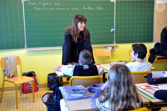 Exclusif - Astrid Veillon participe à la campagne Lecture pour tous, pour lutter contre l'illettrisme, à l'école primaire de Caucade à Nice le 21 janvier 2014.