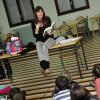 Exclusif - Astrid Veillon participe à la campagne Lecture pour tous à l'école primaire de Caucade à Nice le 21 janvier 2014.