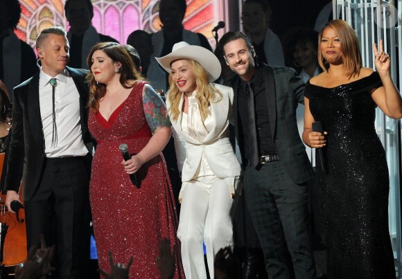 Macklemore et Ryan Lewis, Mary Lambert, Madonna et Queen Latifah ont célébré le mariage de 33 couples durant la cérémonie des Grammy Awards, le 26 janvier 2014.