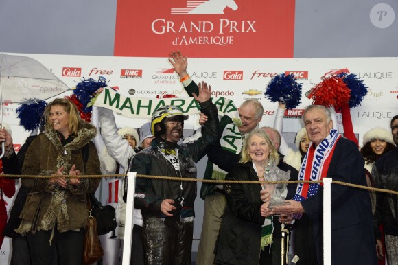Le trotteur Orjan Kihlstrom célèbre sa victoire lors du 93e Grand Prix d'Amérique à l'Hippodrome de Vincennes, le 26 janvier 2014