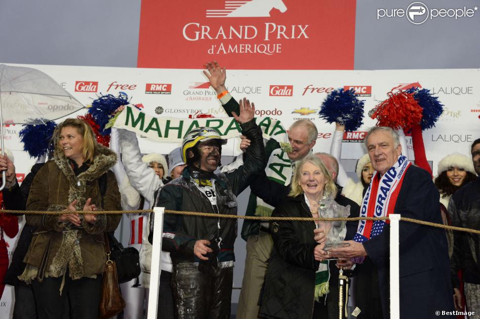 Le trotteur Orjan Kihlstrom célèbre sa victoire lors du 93e Grand Prix d&#039;Amérique à l&#039;Hippodrome de Vincennes, le 26 janvier 2014