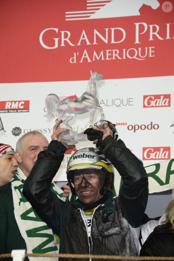 Orjan Kihlstrom célèbre sa victoire lors du 93e Grand Prix d'Amérique à l'Hippodrome de Vincennes, le 26 janvier 2014