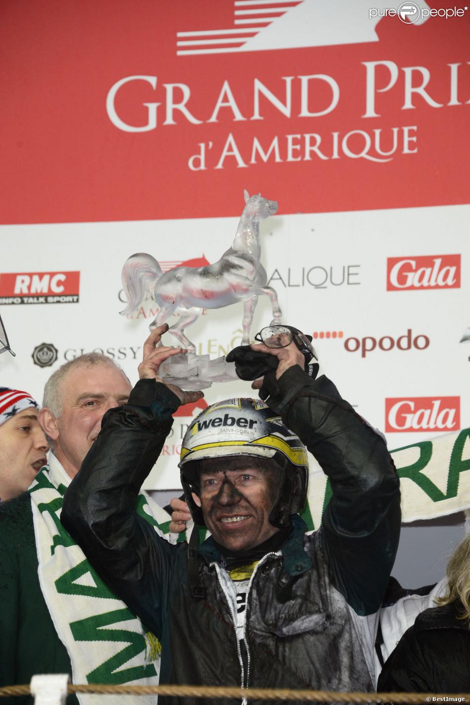Orjan Kihlstrom célèbre sa victoire lors du 93e Grand Prix d&#039;Amérique à l&#039;Hippodrome de Vincennes, le 26 janvier 2014
