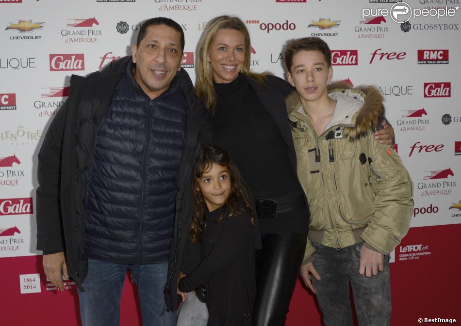 Smain, sa compagne Sid, et leurs enfants Ryan et Shanael lors du 93e Grand Prix d&#039;Amérique à l&#039;Hippodrome de Vincennes, le 26 janvier 2014