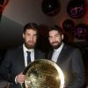 Luka et Nikola Karabatic au restaurant la Gioia à Paris pour célébrer le titre de champion d'Europe de handball décroché face au Danemark, le 27 janvier 2014