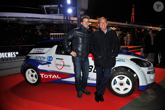Jean-Pierre Pernaut et son fils Olivier posent devant leur Citroen DS3 lors de la conférence de presse de la 25e édition du Trophée Andros à Paris le 27 novembre 2013.