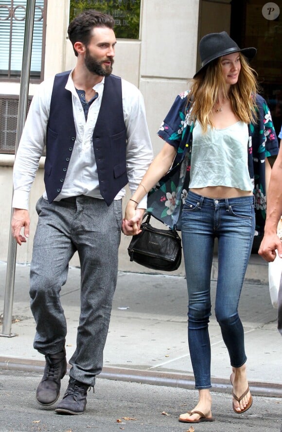 Adam Levine et Behati Prinsloo à New York, le 28 juillet 2013.