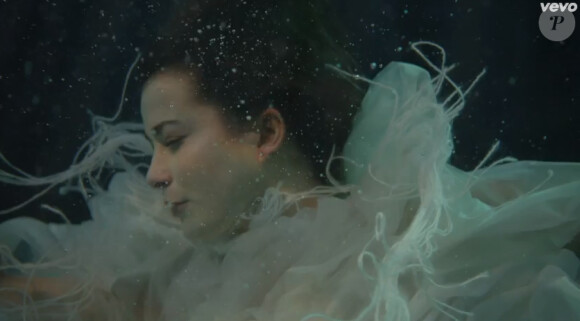 Image extraite du clip "L'équilibre" de Kyo paru en janvier 2014.