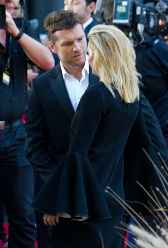 Lara Bingle et Sam Worthington amoureux aux Annual AACTA Awards à Sydney, le 30 janvier 2014.