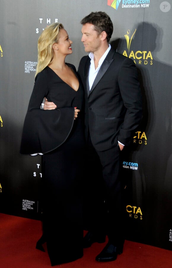 Lara Bingle et Sam Worthington amoureux aux Annual AACTA Awards à Sydney, le 30 janvier 2014.