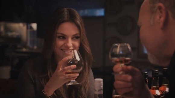 Mila Kunis affiche son penchant pour le Bourbon