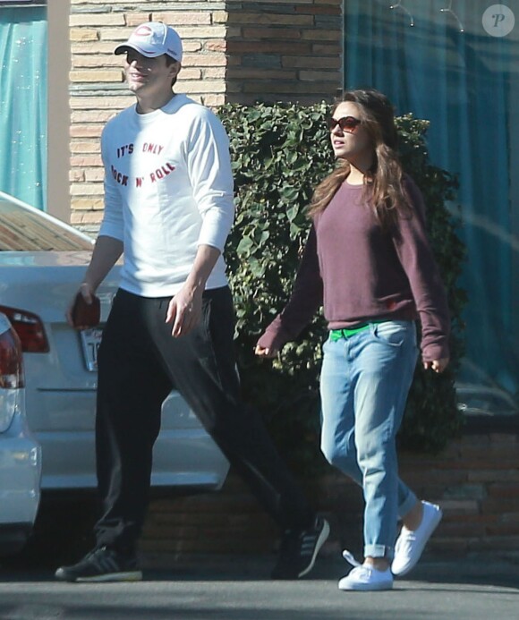 Exclusif - Ashton Kutcher et sa petite amie Mila Kunis à Studio City, Los Angeles, le 18 janvier 2014.
