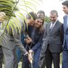 Le prince Felipe et la princesse Letizia d'Espagne ont planté un palmier le 28 janvier 2014 pour l'inauguration de la palmeraie de Ténérife, dans les îles Canaries.