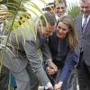 Le prince Felipe et la princesse Letizia d'Espagne ont planté un palmier le 28 janvier 2014 pour l'inauguration de la palmeraie de Ténérife, dans les îles Canaries.