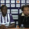 Thomas Ntop aka Thomas Ngijol et Monsieur Didié aka Fabrice Eboué, lors d'une conférence de presse de présentation du nouveau joueur de Toulouse
