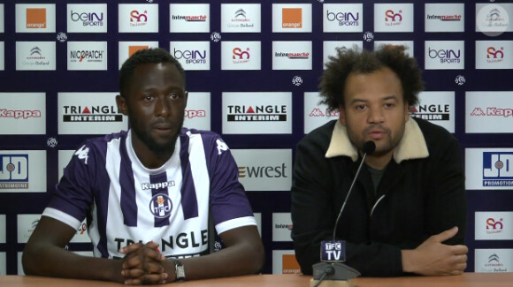 Thomas Ntop aka Thomas Ngijol et Monsieur Didié aka Fabrice Eboué, lors d'une conférence de presse de présentation du nouveau joueur de Toulouse