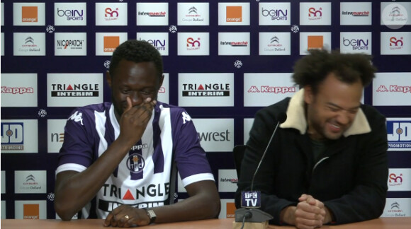 Thomas Ntop aka Thomas Ngijol et Monsieur Didié aka Fabrice Eboué, incapable de retenir un fou rire lors d'une conférence de presse de présentation du nouveau joueur de Toulouse
