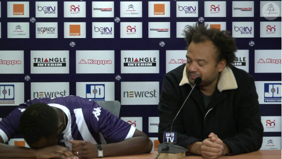 Thomas Ntop aka Thomas Ngijol, mort de rire au côté de Monsieur Didié aka Fabrice Eboué, lors d'une conférence de presse de présentation du nouveau joueur de Toulouse