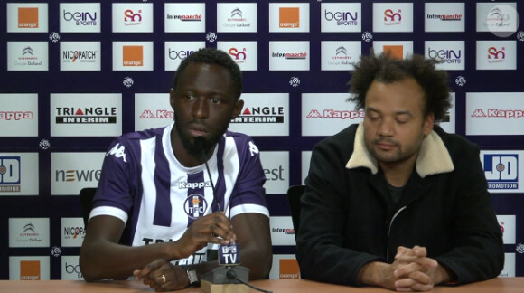 Thomas Ntop aka Thomas Ngijol et Monsieur Didié aka Fabrice Eboué, répondent aux questions lors d'une conférence de presse de présentation du nouveau joueur de Toulouse