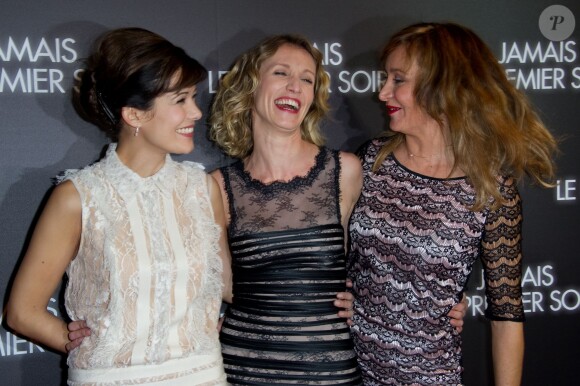 Mélanie Doutey, Alexandra Lamy et Julie Ferrier lors de l'avant-première du film "Jamais le premier soir" au Gaumont Opéra à Paris le 19 décembre 2013