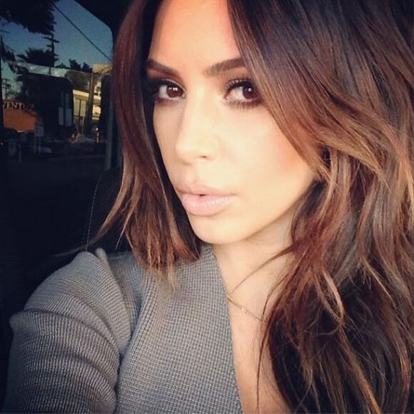 Ce samedi 1er février, Kim Kardashian a posté un énième selfie sur Instagram avec pour légende "I'm back". La star de télé-réalité y apparaît avec sa nouvelle couleur de cheveux, un petit changement du blond qu'elle porte depuis plusieurs mois.