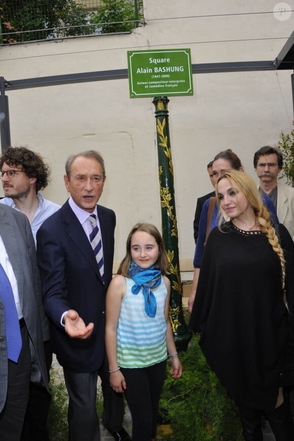 Chloé Mons, sa fille Poppée et Bertrand Delanoë à l'inauguration du square Alain-Bashung, dans le 18e arrondissement de Paris, le 21 juin 2012.