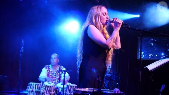 Chloe Mons en concert au Zèbre de Belleville à Paris, le 8 novembre 2013 .