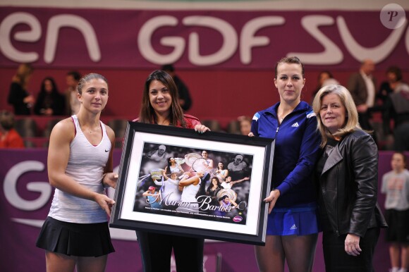 Marion Bartoli reçoit un hommage de la WTA après la finale de l'Open GDF-Suez qui opposait Anastasia Pavlyuchenkova et Sarah Errani, le 2 février 2014 au stade Pierre de Coubertin à Paris