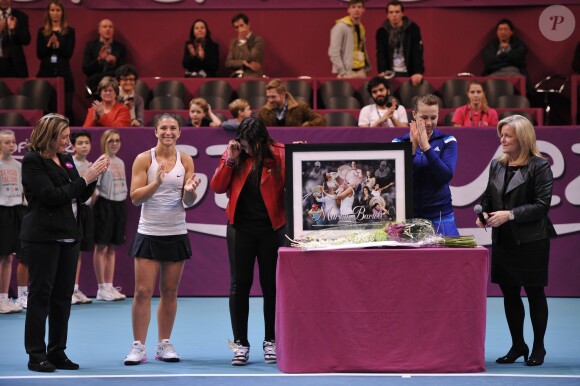 Marion Bartoli, en larmes, reçoit un hommage de la WTA après la finale de l'Open GDF-Suez qui opposait Anastasia Pavlyuchenkova et Sarah Errani, le 2 février 2014 au stade Pierre de Coubertin à Paris