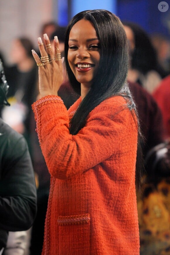 Rihanna, radieuse ambassadrice de bonne volontée pour M.A.C et sa campagne Viva Glam, sur le plateau de Good Morning America à New York. Le 29 janvier 2014.