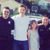 Casper Van Dien avec sa fille et des officiers de police de Miami après l'arrestation d'un individu ivre qui s'était introduit dans la maison du comédien le 2 février 2014.