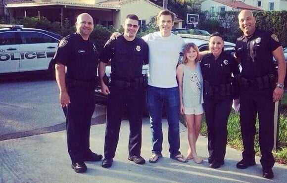Casper Van Dien avec sa fille et des officiers de police de Miami après l'arrestation d'un individu ivre qui s'était introduit dans la maison du comédien le 2 février 2014.