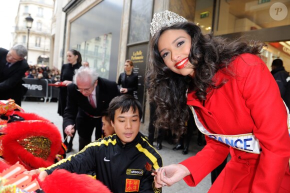 Miss France 2014, Flora Coquerel, et Sylvie Tellier, enceinte, ont assisté à des célébrations pour le Nouvel An chinois, au Printemps-Haussmann à Paris, le 5 février 2014.