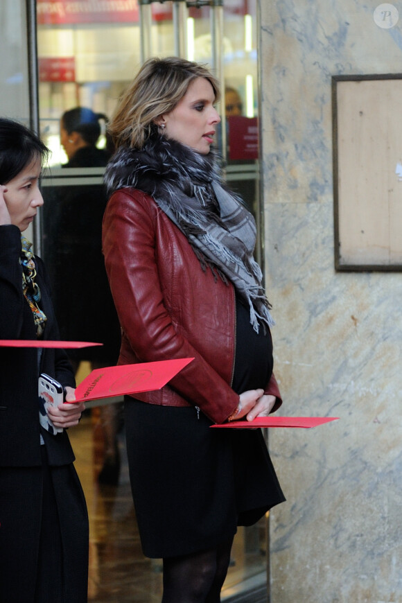 Miss France 2014, Flora Coquerel, et Sylvie Tellier, enceinte, ont assisté à des célébrations pour le Nouvel An chinois, au Printemps-Haussmann à Paris, le 5 février 2014.