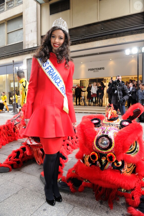 Miss France 2014, Flora Coquerel, et Sylvie Tellier, enceinte, ont assisté à des célébrations pour le Nouvel An chinois, au Printemps-Haussmann à Paris, le 5 février 2014.