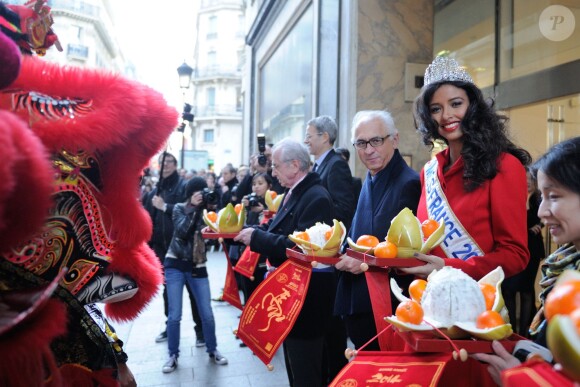 Miss France 2014, Flora Coquerel, et Sylvie Tellier, enceinte, ont assisté à des célébrations pour le Nouvel An chinois, au Printemps-Haussmann à Paris, le 5 février 2014.