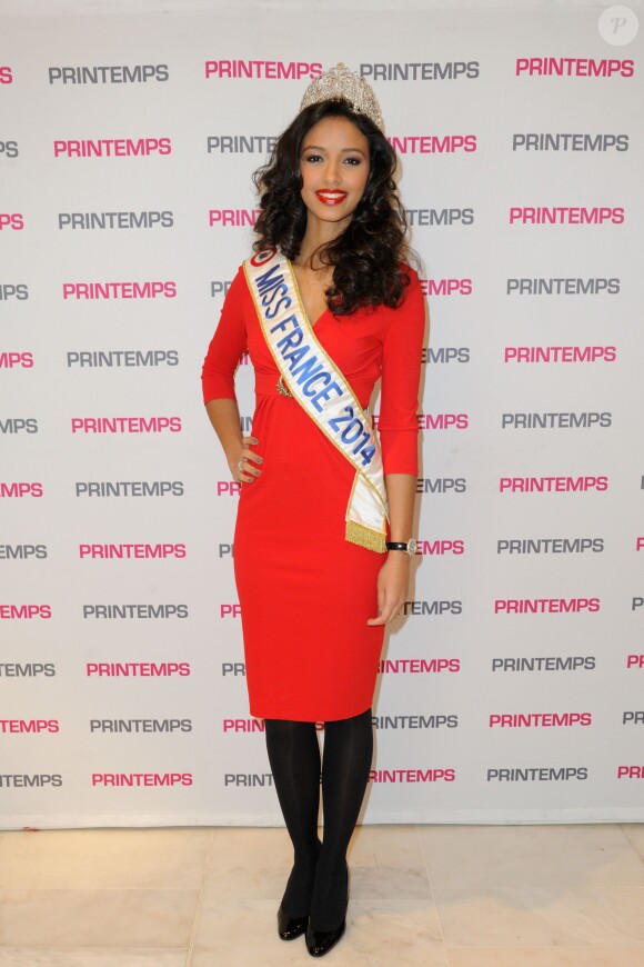 Miss France 2014, Flora Coquerel, et Sylvie Tellier, enceinte, ont assisté à des célébrations pour le Nouvel An chinois, au Printemps-Haussmann à Paris, le 5 février 2014.