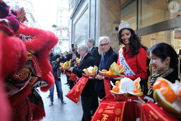 Miss France 2014, Flora Coquerel, et Sylvie Tellier, enceinte, ont assisté à des célébrations pour le Nouvel An chinois, au Printemps-Haussmann à Paris, le 5 février 2014.