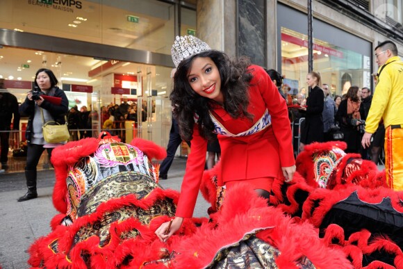 Miss France 2014, Flora Coquerel, et Sylvie Tellier, enceinte, ont assisté à des célébrations pour le Nouvel An chinois, au Printemps-Haussmann à Paris, le 5 février 2014.